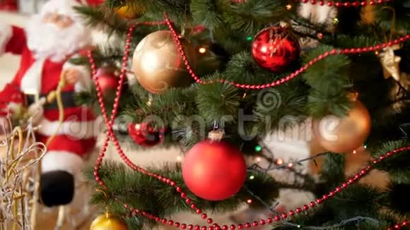 在客厅装饰的圣诞树上4k淘拍彩色花环珠子和诱饵完美的镜头视频的预览图