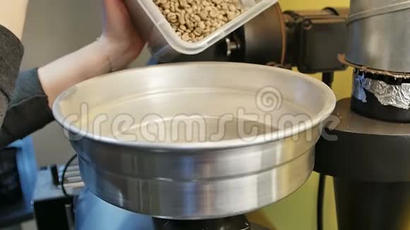 咖啡豆落入烤机视频的预览图