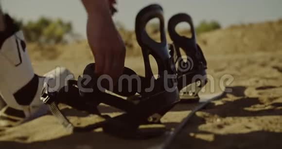 职业运动员手里拿着沙板跑上坡沙子掉下来体育旅游生活方式视频的预览图