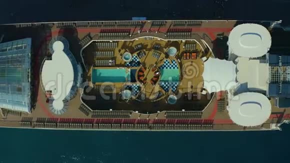 停车场罗兹港一艘大型游轮上甲板的空中镜头视频的预览图