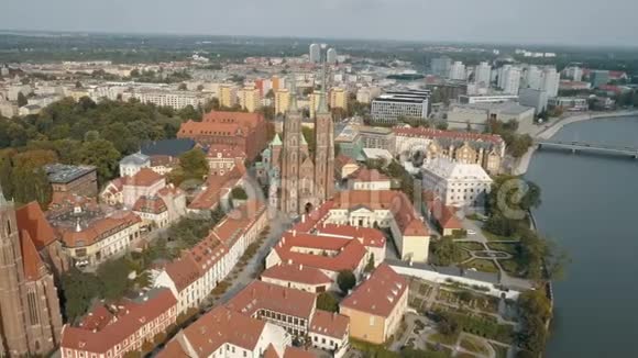 空中动态镜头的Wroclaw大教堂岛在Wroclaw波兰圣伊丽莎白教堂天空塔市场广场视频的预览图