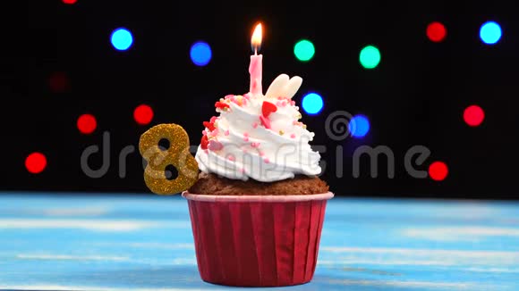 带有蜡烛的美味生日蛋糕和8号彩色模糊灯光背景视频的预览图
