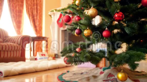 在客厅Wuth壁炉的圣诞树上美丽的4k镜头拍摄到五颜六色的闪闪发光的灯光视频的预览图