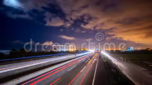 黄昏时高速公路上的交通视频的预览图