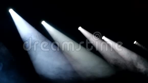 在舞台上抽烟视频的预览图