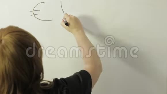 一个女人背着她站着在白板上画一个货币和利息标志时光飞逝视频的预览图