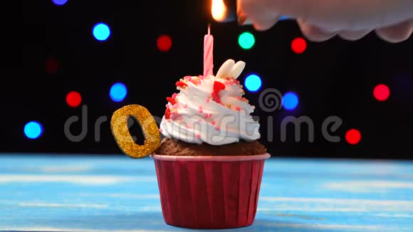 带有蜡烛的美味生日蛋糕和彩色模糊灯光背景上的数字0视频的预览图