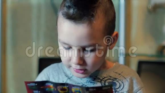 这个男孩读书说话视频的预览图