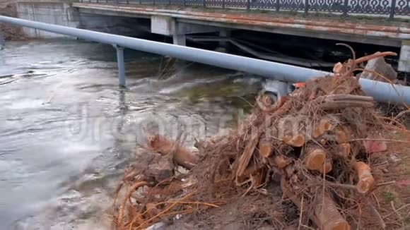 桥下河流在城市中快速流动生锈的管道铺设在河对岸视频的预览图
