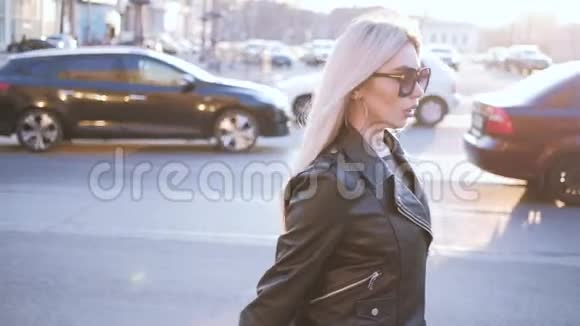 体贴的女人走在街上头发吹着风视频的预览图