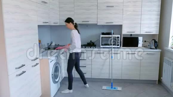女人擦拭厨房里的家具延时视频视频的预览图