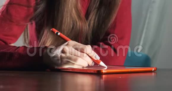 关闭女设计师坐在办公桌前工作当代年轻女性用数字平板电脑画笔视频的预览图