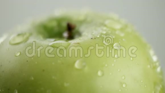 在视频中我们看到一个绿色的苹果水开始从顶部像淋浴一样倾泻然后像波浪一样白色的视频的预览图