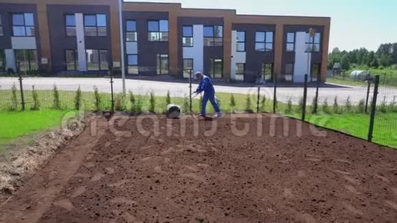 熟练的人用土辊草坪播种的地面准备工程视频的预览图