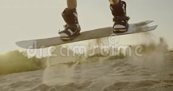 性感的少女在沙漠中的沙滩上跳跃体育旅游生活方式商业广告概念视频的预览图