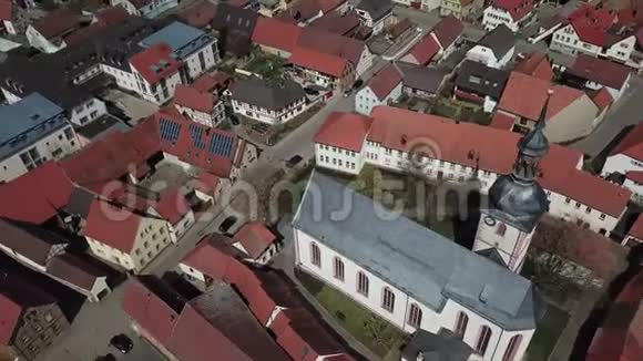 提供现代欧洲城市的空中景观有古老的教堂和交通4k视频的预览图