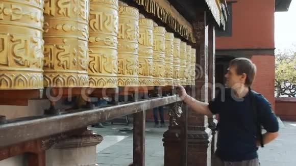 人在尼泊尔转祷告鼓视频的预览图