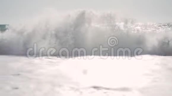 强烈的波浪在海滩上撞击海上巨浪视频的预览图