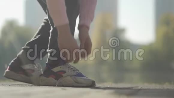 人用手在运动鞋上系鞋带视频的预览图