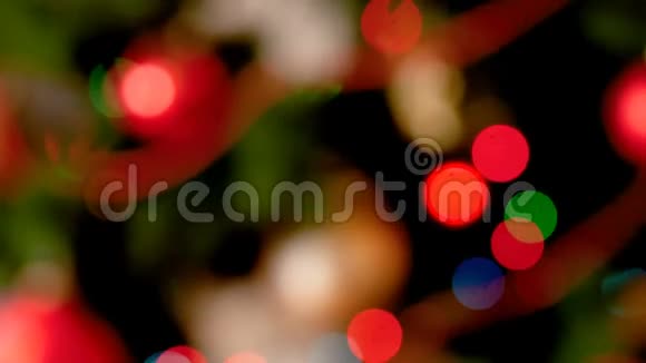 圣诞树上发光和闪闪发光的灯和玩具的4k全景视频完美的冬季抽象背景视频的预览图