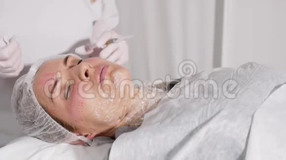 医生美容师病人脸视频的预览图