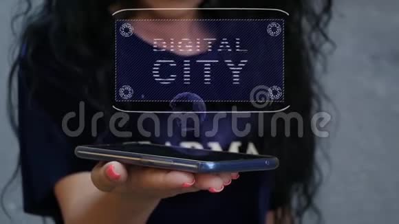 展示HUD全息数字城市的女人视频的预览图