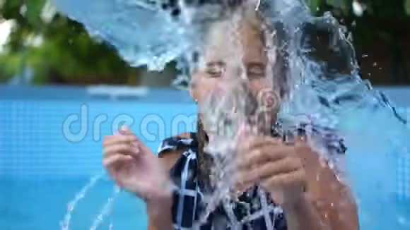 在清澈的水流下一个十几岁的女孩的亲密美丽的肖像暑假在游泳池游泳视频的预览图