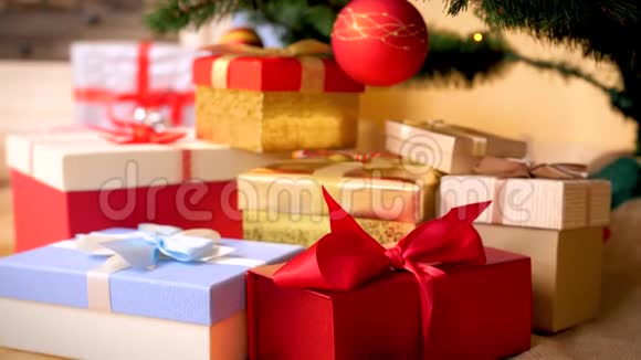 4k摄像机的视频慢慢地向一大堆圣诞礼物和装饰好的盒子里的礼物移动视频的预览图