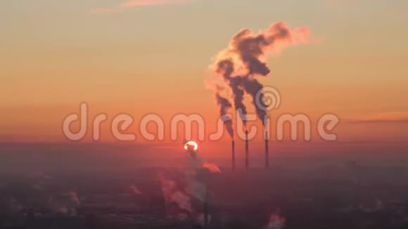 红日从工业城的地平线上升起来自火力发电厂管道的烟空中时间点视频的预览图