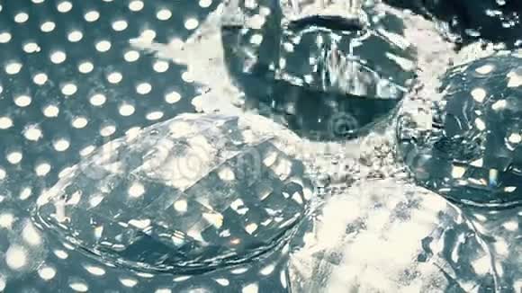 把水倒在玻璃水晶上的超慢动作镜头视频的预览图