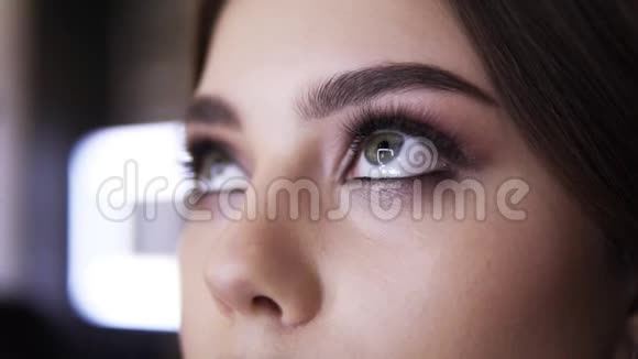 化妆师用手的特写用小刷子作品穿过下眼睑使烟熏眼妆美丽美丽视频的预览图