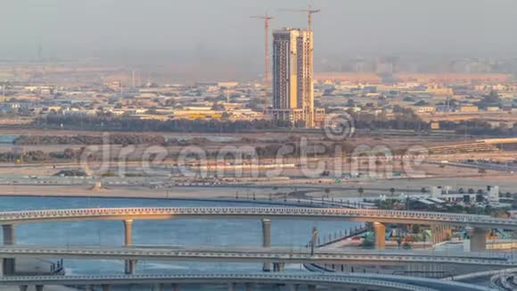 迪拜溪港附近的建筑和交叉口空中时间迪拜阿联酋视频的预览图