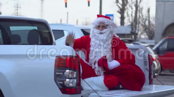 圣诞老人坐在一辆皮卡的后面在汽车经销商的圣诞老人视频的预览图