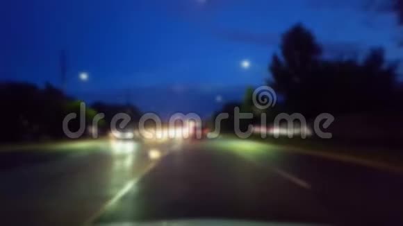 夜间在雨中驾驶城市街道有模糊效果城市雨水交通的驾驶员视角视频的预览图