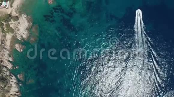 游艇在波光粼粼的海水中航行的无人机拍摄视频的预览图