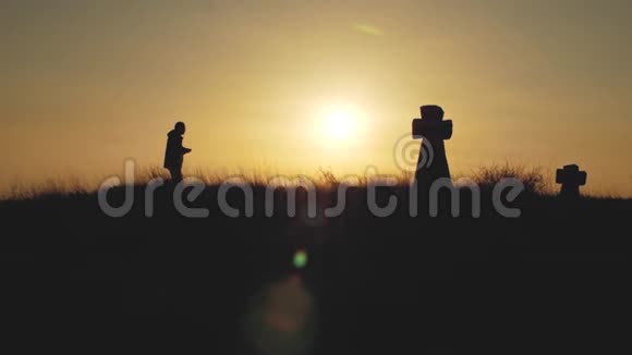 日落时分人们在石十字架附近散步视频的预览图