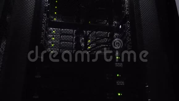 超级计算机黑暗服务器机房移动摄像机底部视图视频的预览图