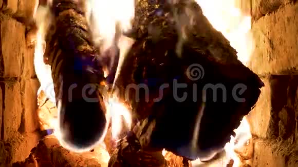 在俄罗斯壁炉里烧木头视频的预览图