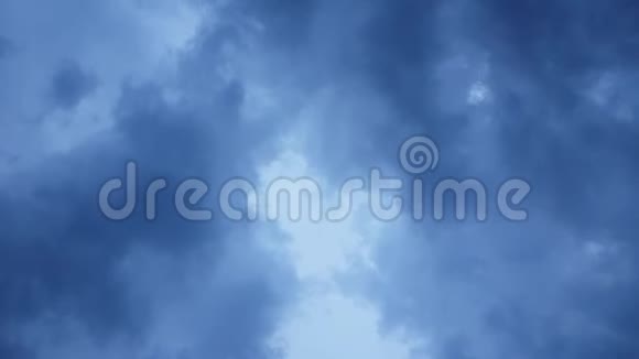 暴风雨前夜的乌云密布的天空视频的预览图