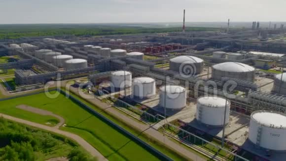 炼油厂的一排排巨大的白气罐的鸟瞰图视频的预览图