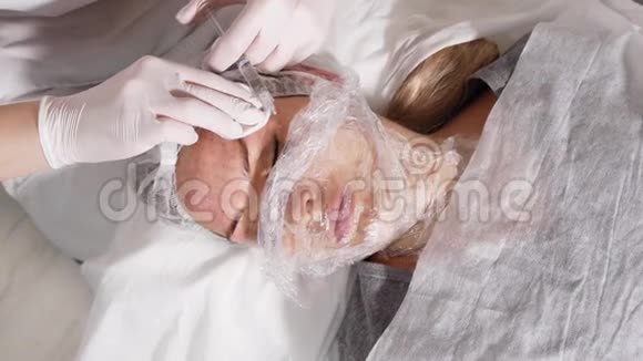医生美容师病人脸视频的预览图