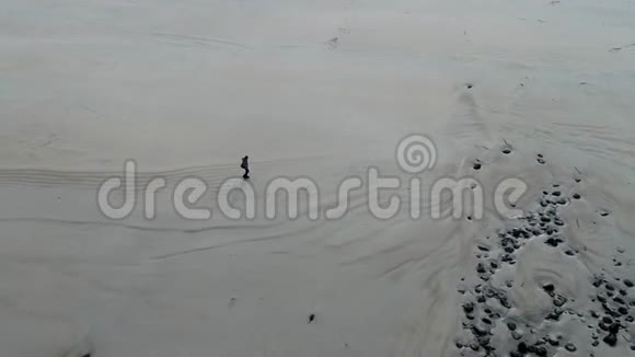 在著名的Magheraroarty海滩上散步的女士的鸟瞰马查尔拉巴塔格在大西洋的狂野之路上视频的预览图