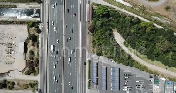 从上到下俯瞰101号公路交通视频的预览图