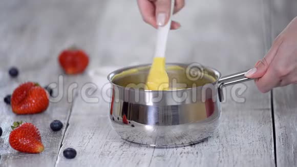 女人在平底锅里搅拌奶油冻视频的预览图
