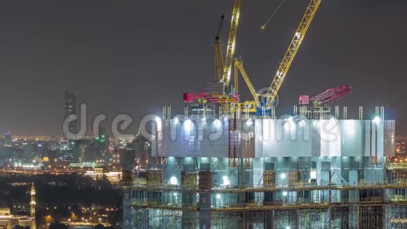 迪拜市区的建筑活动起重机和工人夜间时间阿联酋视频的预览图