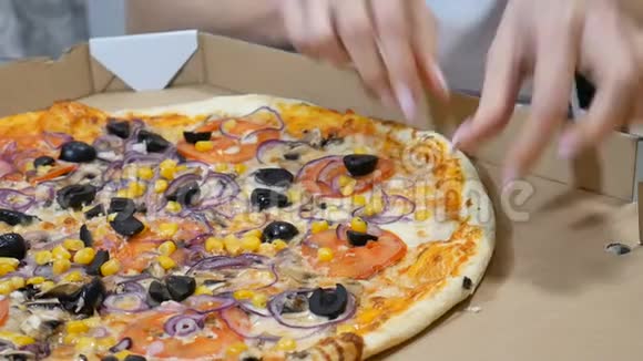 特写女孩手拿一块披萨的视频里面有蘑菇奶酪玉米橄榄红葱圈和视频的预览图