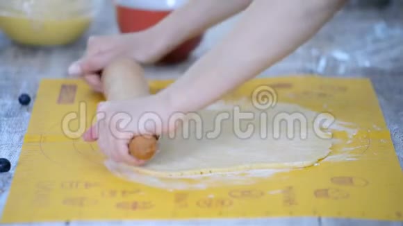 女人用滚针滚出短面包视频的预览图