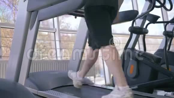 在跑步模拟器上进行有氧运动训练专业运动员在健身运动训练期间在跑步机上进行视频的预览图
