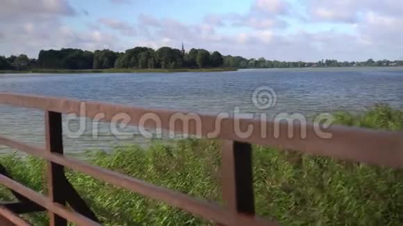 连接两个湖的木径人行桥的移动视频的预览图