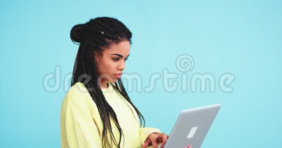 在镜头前的特写镜头前在笔记本上工作的serios黑人妇女她把笔记本放在视频的预览图